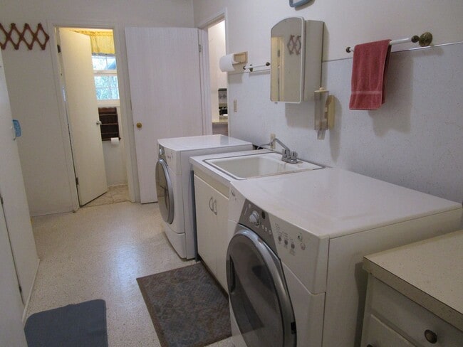 Building Photo - 2 Bedroom Fully Furnished House, Move In R...
