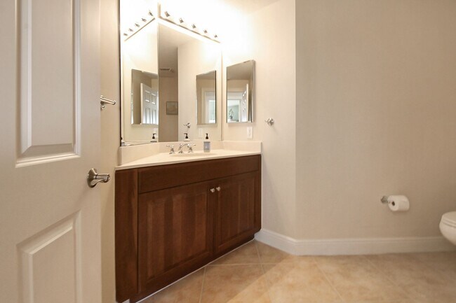 Building Photo - 800 N Tamiami Trl