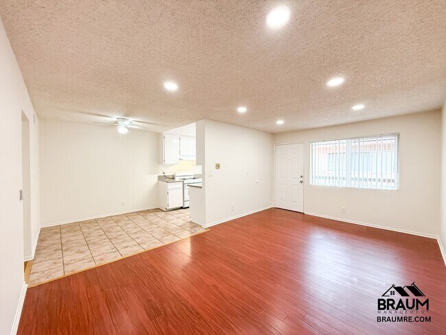 Building Photo - 221 W Elm Ave