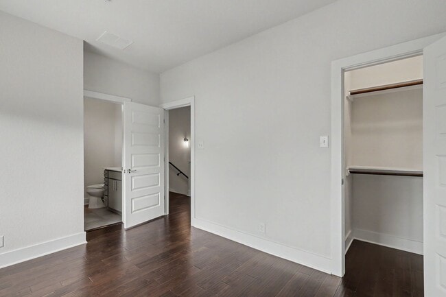 Building Photo - 2 Week Free Move-In Incentive! Modern Downtown SA Townhome | Rooftop Balcony, Private Garage & Al...