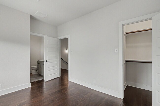 Building Photo - 4 Week Free Move-In Incentive! Modern Downtown SA Townhome | Rooftop Balcony, Private Garage & Al...