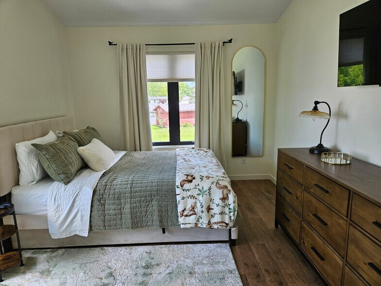 Building Photo - 5913 Lake Edge Rd