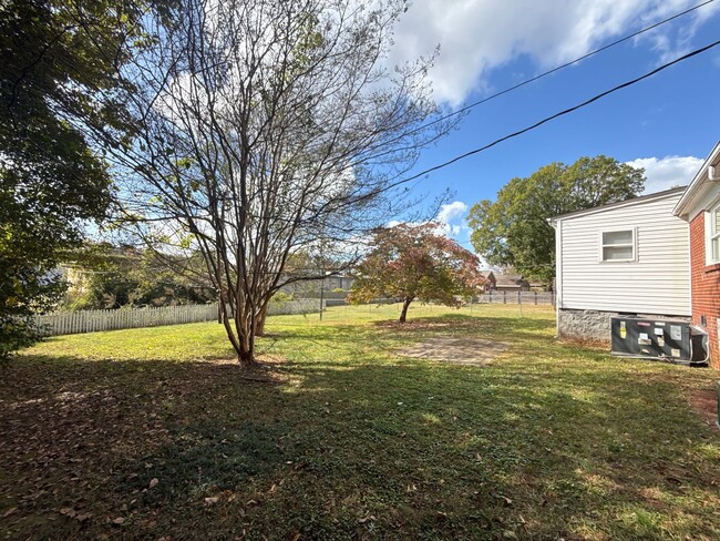 Building Photo - Ranch Home in the Oakhurst Community