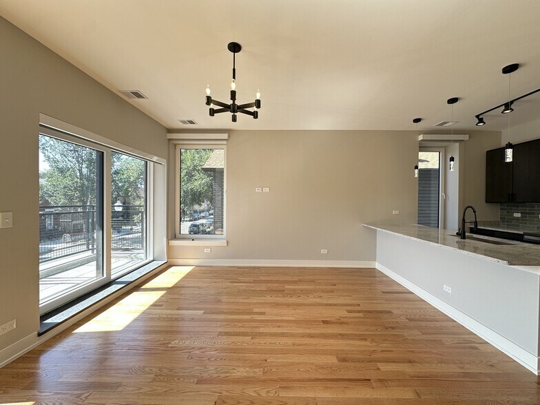 Building Photo - 2100 W 18th Pl