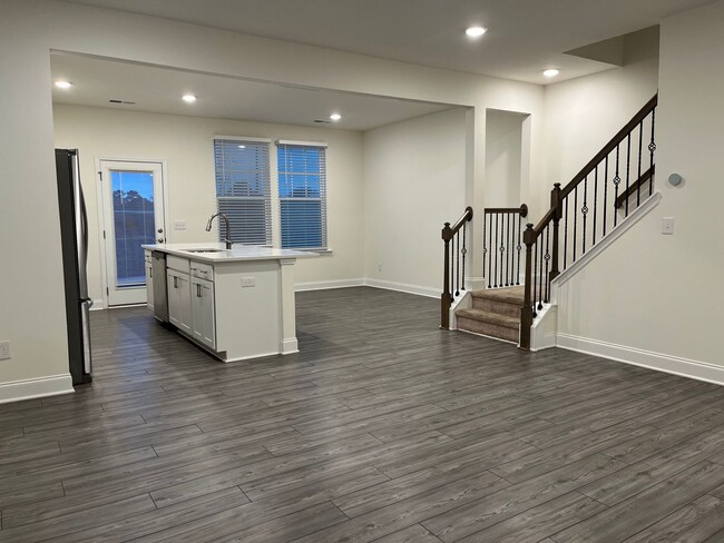 Building Photo - Gorgeous 3 Bedroom End Unit Townhome, Avai...