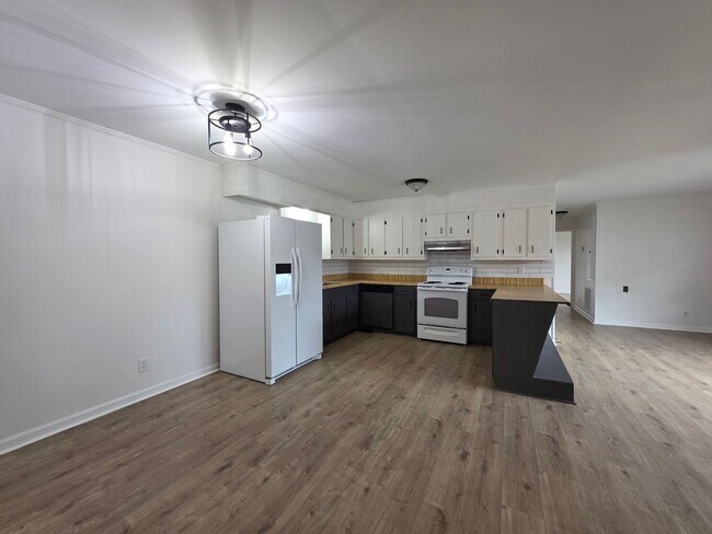 Building Photo - FOR LEASE Charming All-Brick Home on 1 Acr...