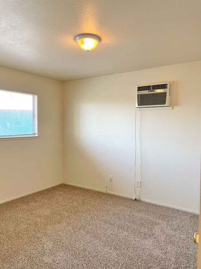 Building Photo - Coming Soon ** Great 2 bd/1ba Home in Strawberry Manor