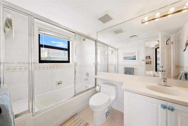 Building Photo - 2575 S Bayshore Dr