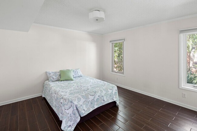 Building Photo - 201 Racquet Club Rd