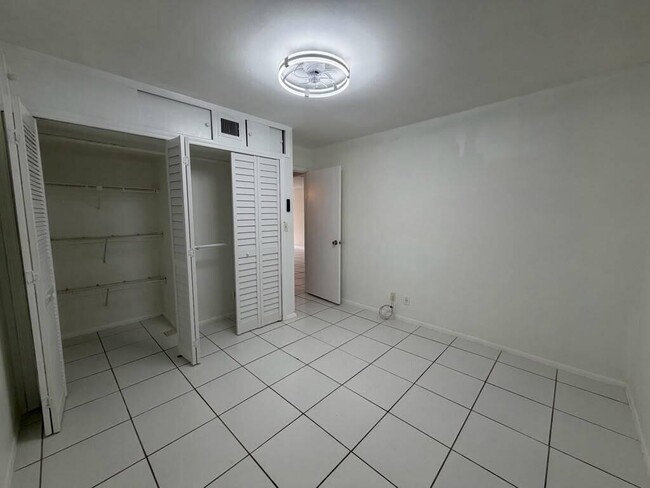 Building Photo - 2977 Riverside Dr