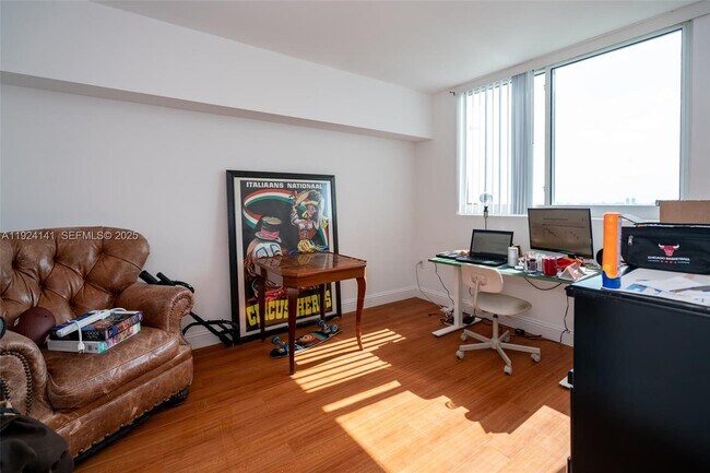 Building Photo - 1800 N Bayshore Dr