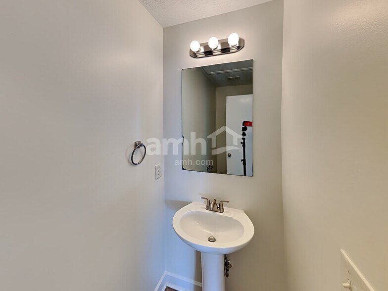 Building Photo - 1008 Montrose Dr