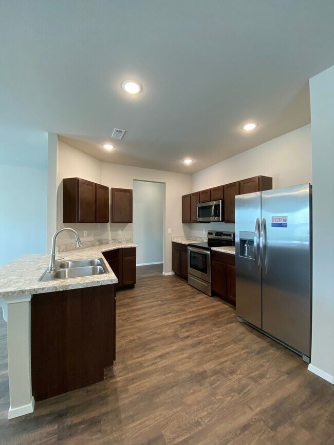 Building Photo - Comfortable 3-Bedroom, 2 Bath Living in Regency Park