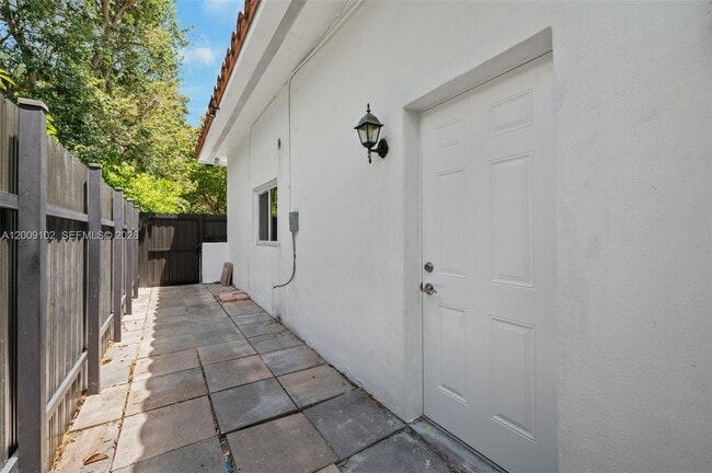 Building Photo - 330 SW 27th Rd