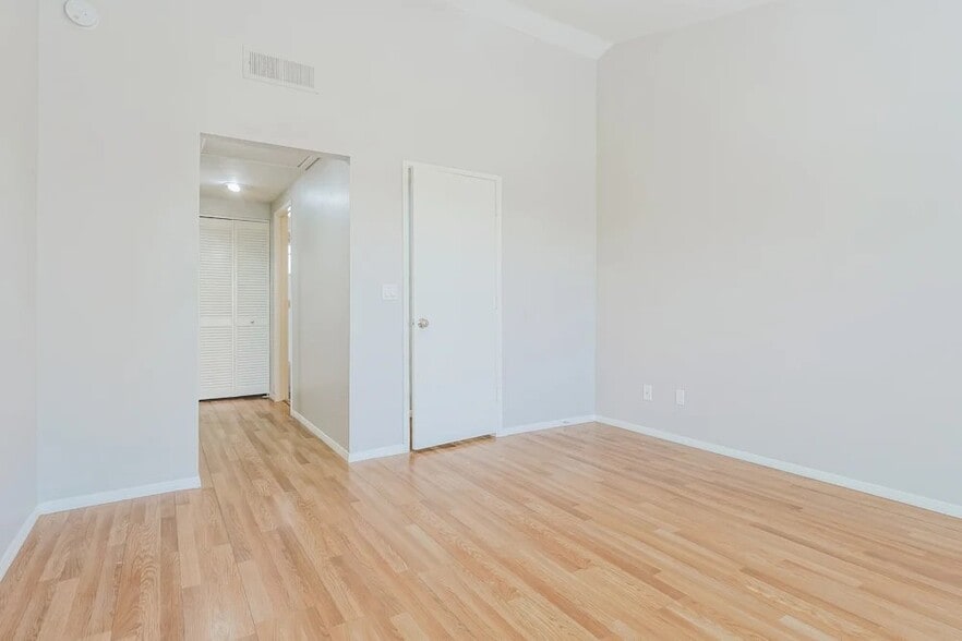 Building Photo - 5829 S 42nd St