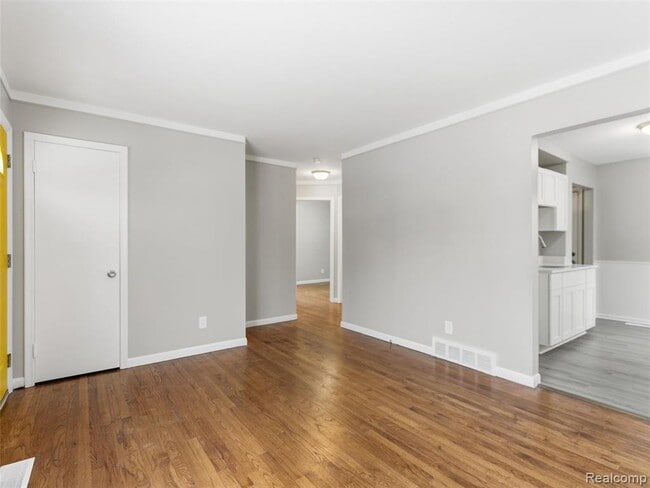 Building Photo - 108 W Kalama Ave