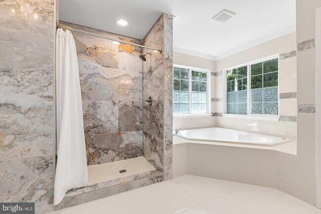 Building Photo - 9201 Golf Ct