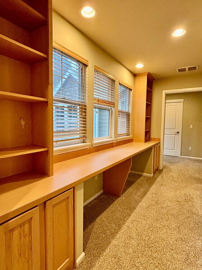 Building Photo - 4 Bed / 2.5 Bath Kirkland single family home $3,845/mo