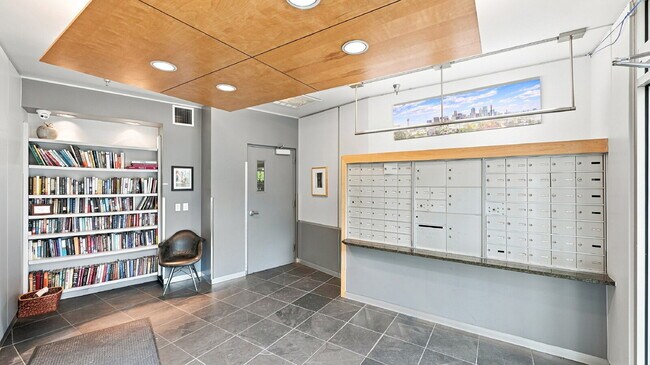 Building Photo - $2,820.95- 2 bed, 1 bath Condo in the heart of Denver with In Unit Laundry!