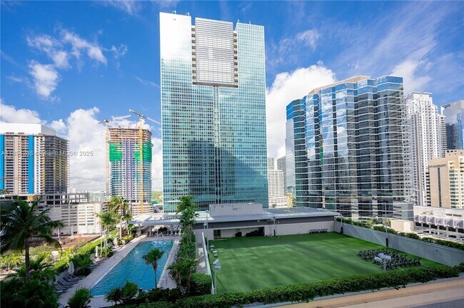 Building Photo - 1300 Brickell Bay Dr