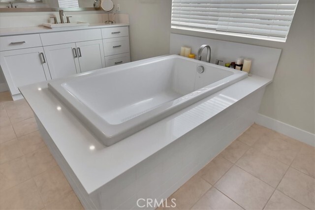 Building Photo - 170 Chorus