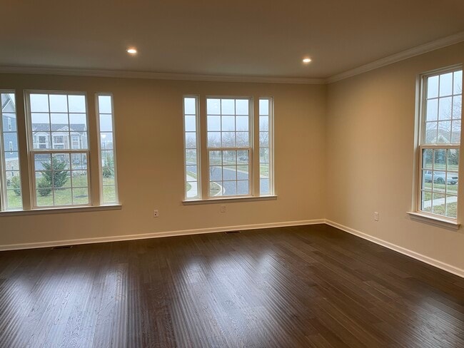 Building Photo - 223 Lake Seymour Dr