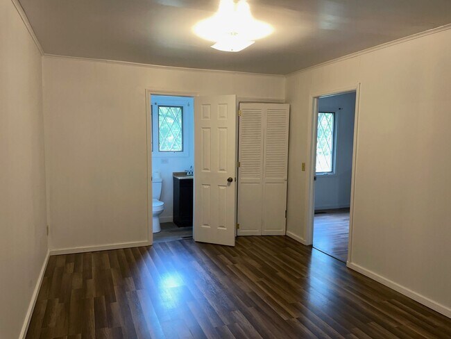 Building Photo - 3 bed 2 bath home