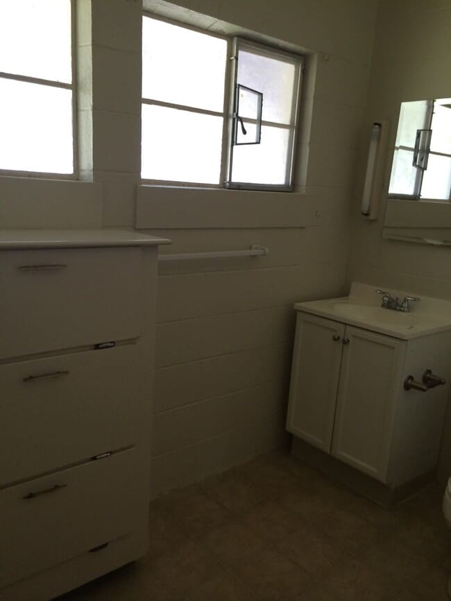 Building Photo - Home located steps from Downtown Davis & Campus