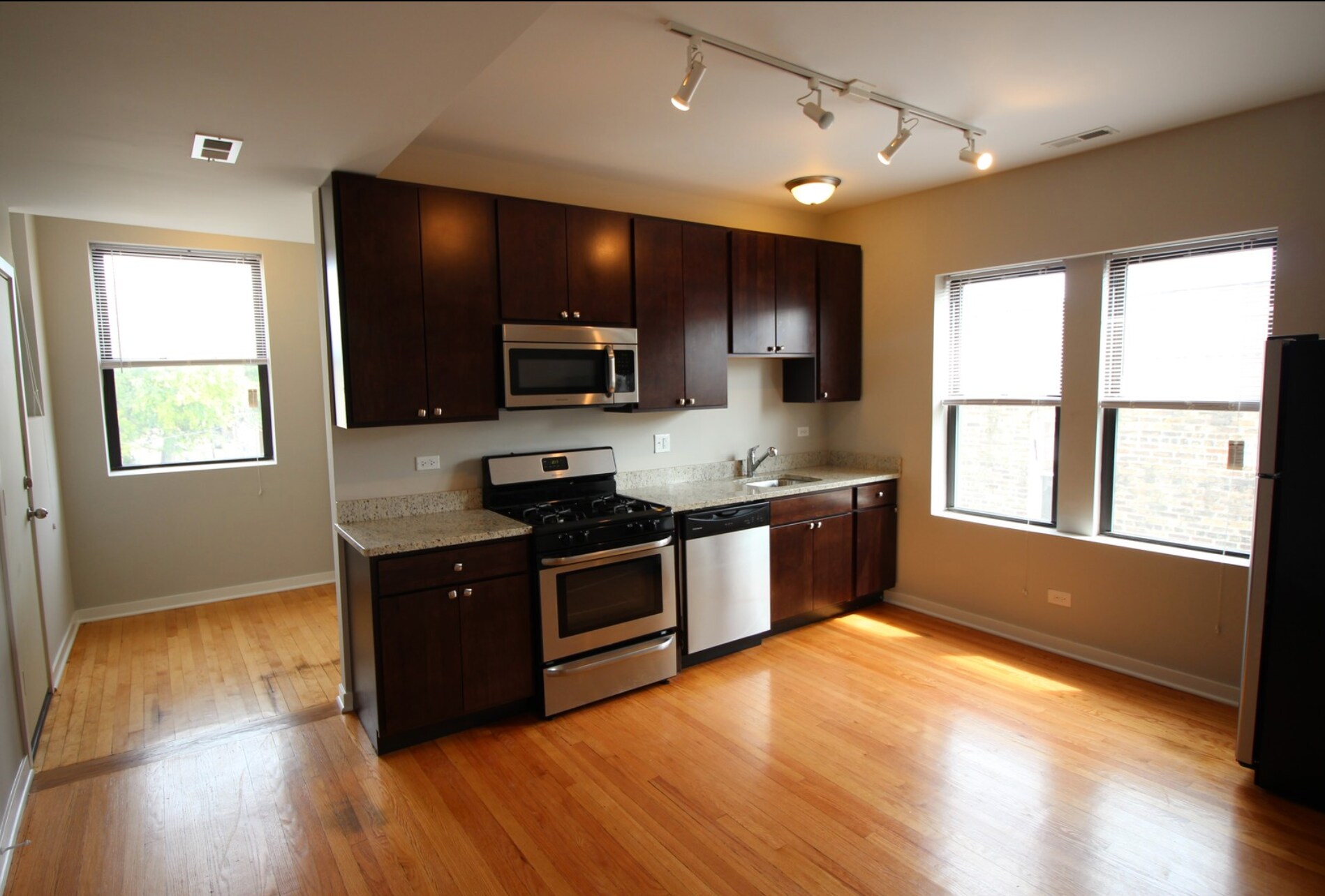 Building Photo - 6449 N Claremont Ave