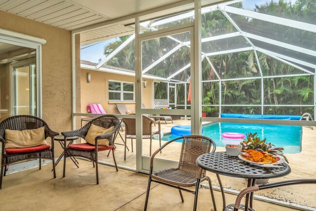 Building Photo - 2852 Gulf Gate Dr