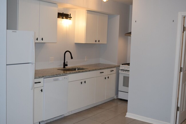 Building Photo - NEWLY RENOVATED PONTIAC UNIT FOR LEASE!