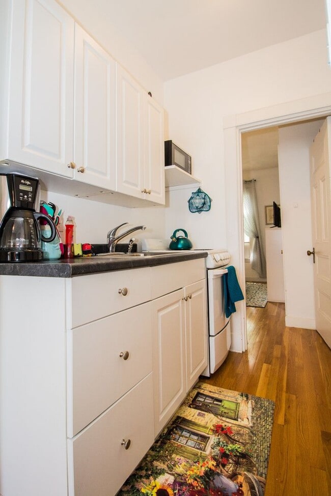 Building Photo - 1Br/1Bth unit! Hot Water included. Great location!
