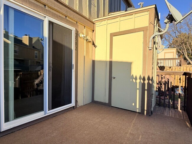 Building Photo - Updated Townhome in Centennial