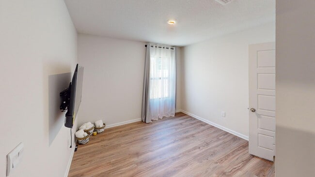Building Photo - Modern Comfort Meets Flexibility in West P...