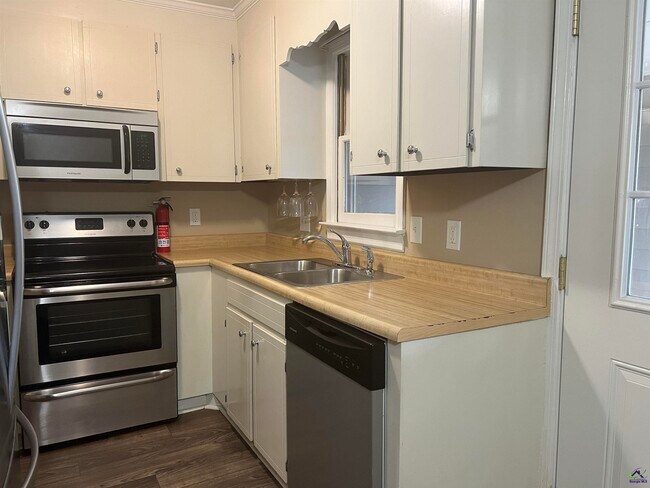 Building Photo - 137 N Springs Ct