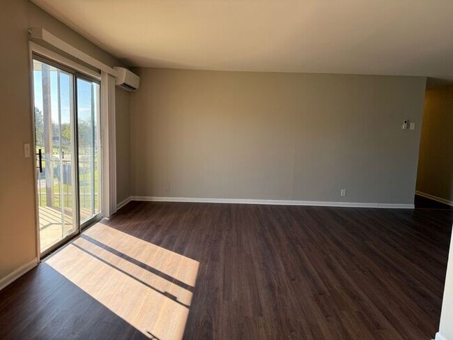 Building Photo - 2 Bedroom Unit was recently renovated. Live walking distance from the downtown square or steps fr...