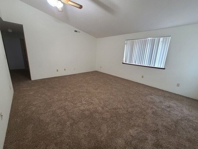 Building Photo - 3Bd/2Ba Single Story House - Available to ...