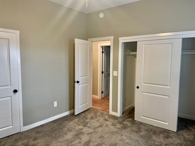 Building Photo - Completely Renovated