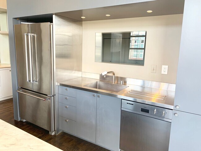 Building Photo - STUNNING LARGE CORNER LIVE/WORK 1 BED+ DEN...