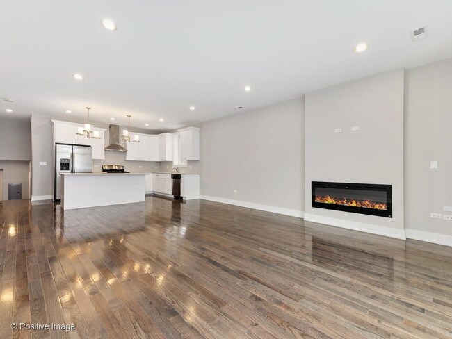 Building Photo - 6109 N Elston Ave