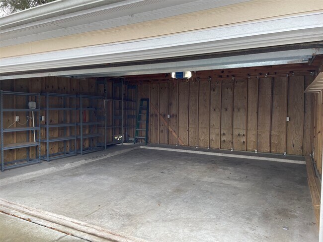 Building Photo - 5105 Maple St