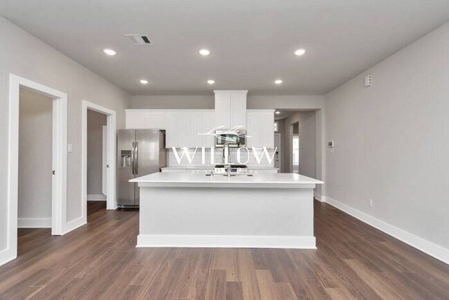 Building Photo - Spacious 4-Bedroom Home – 6 Weeks FREE Rent!