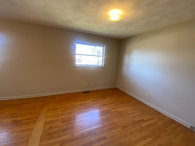 Building Photo - 2 bedroom 1.5 bath charming home