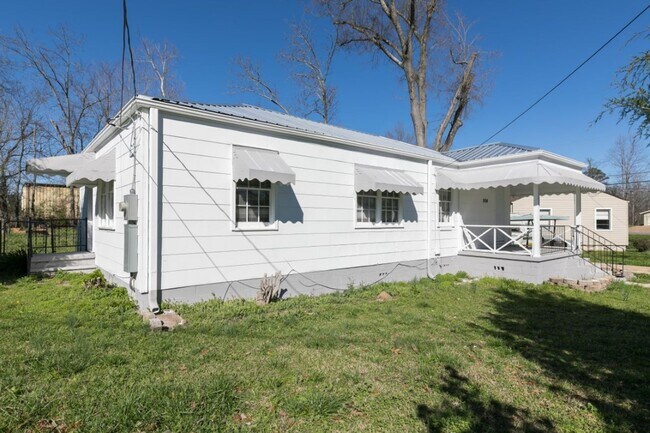 Building Photo - Charming 3BR/1.5BA in Sought-After Pleasan...