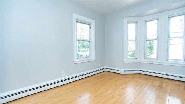Building Photo - 2 br, 1 bath Triplex - 74 Vernon Street 2A