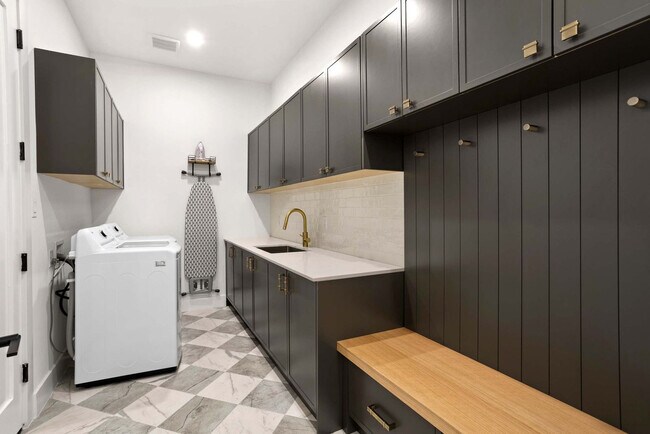 Building Photo - 8922 San Benito Way