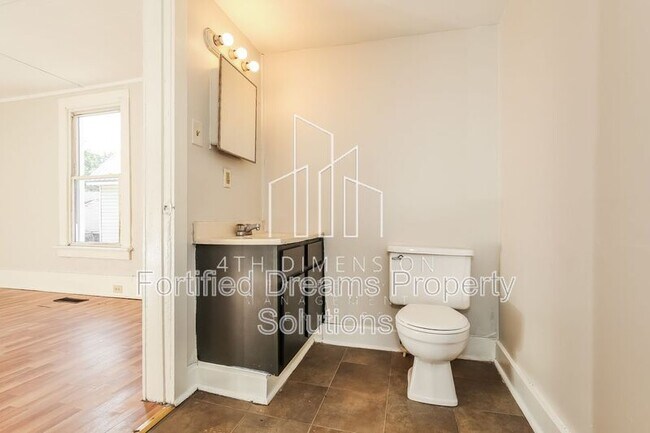 Building Photo - 2214 Nissen Ave