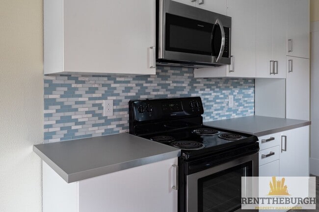 Building Photo - Updated 4BR 2 Full Bath House with Parking!