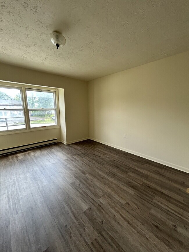 Building Photo - 2 Bedroom 1.5 Bath Townhome on culdesac with fenced in back yard. Close to shops, I-81 commuter r...
