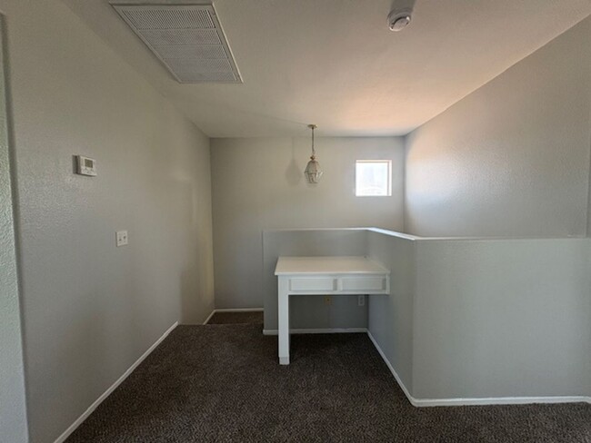 Building Photo - 4 Bedroom with NEW Carpet & Paint